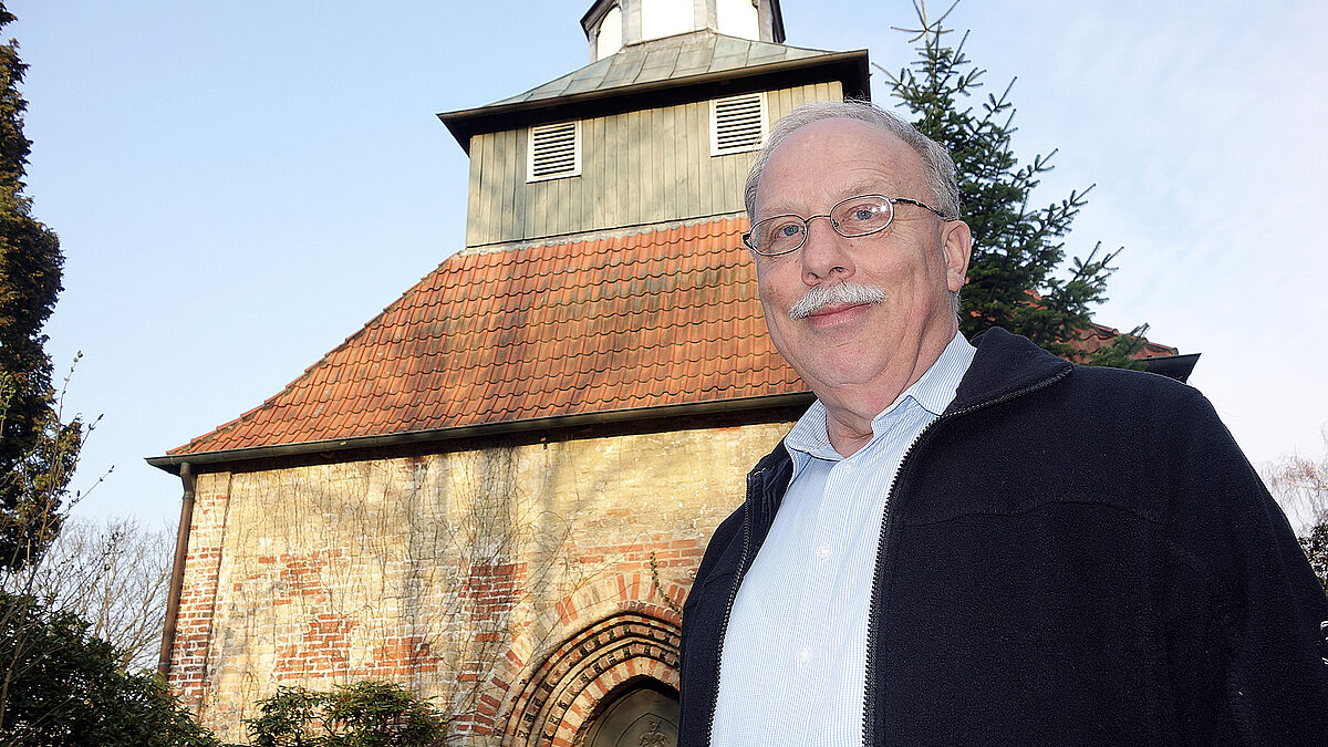 Seit Jahrzehnten sammelt Pastor Hans Mader ungewöhnliche Todesanzeigen. 