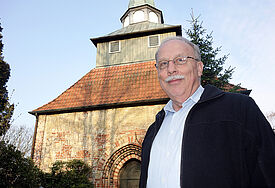 Seit Jahrzehnten sammelt Pastor Hans Mader ungewöhnliche Todesanzeigen.