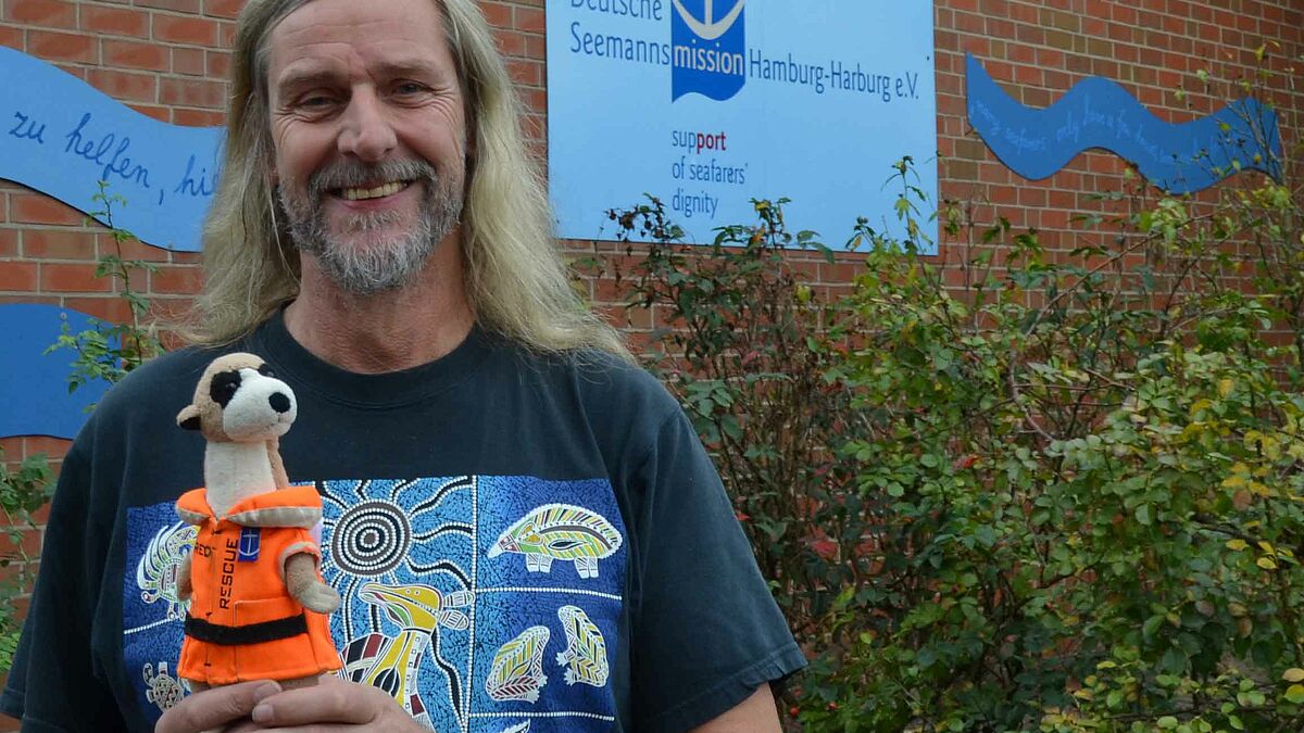 Fred, das Maskottchen der Weltmeere, besucht Hamburg. Diakon Jan Oltmanns vom Seemannsclub "Duckdalben" freut sich