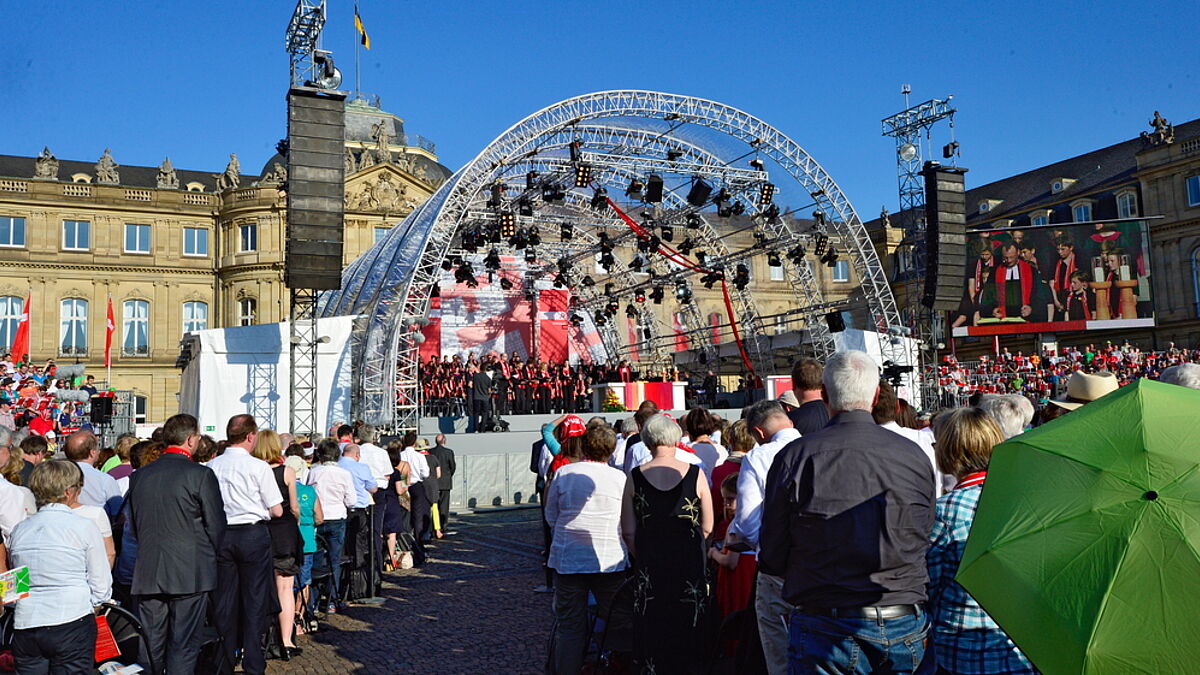 Großer Andrang beim Gottesdienst auf dem Stuttgarter Schlossplatz