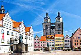 Lutherstadt Wittenberg: Marktplatz mit Denkmälern von Martin Luther und Philipp Melanchthon