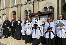 Gemeinsam mit Mitgliedern des Kirchengemeinderates und Pastor Alfred Borski ziehen die deutschen Gäste in die Kirche ein.