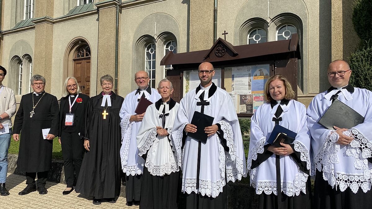 Feierlicher Empfang der Geistlichen aus den Gemeinden rund um Skoczow. Gemeinsam mit Bischof Friedrich Kramer (Evangelisch-Lutherische Kirche in Mitteldeutschland), Pastorin Yasna Crüsemann (Evangelische Landeskirche in Württemberg) und Landesbischöfin Kristina Kühnbaum-Schmidt (von hinten links) ziehen sie zum Gottesdienst in die Dreifaltigkeitskirche ein.