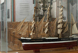 Modell eines Segelschiffs im Innenraum der St. Jakobikirche in Lübeck.