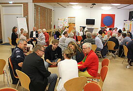 Diskussionen bei der 4. Land-Kirchenkonferenz
