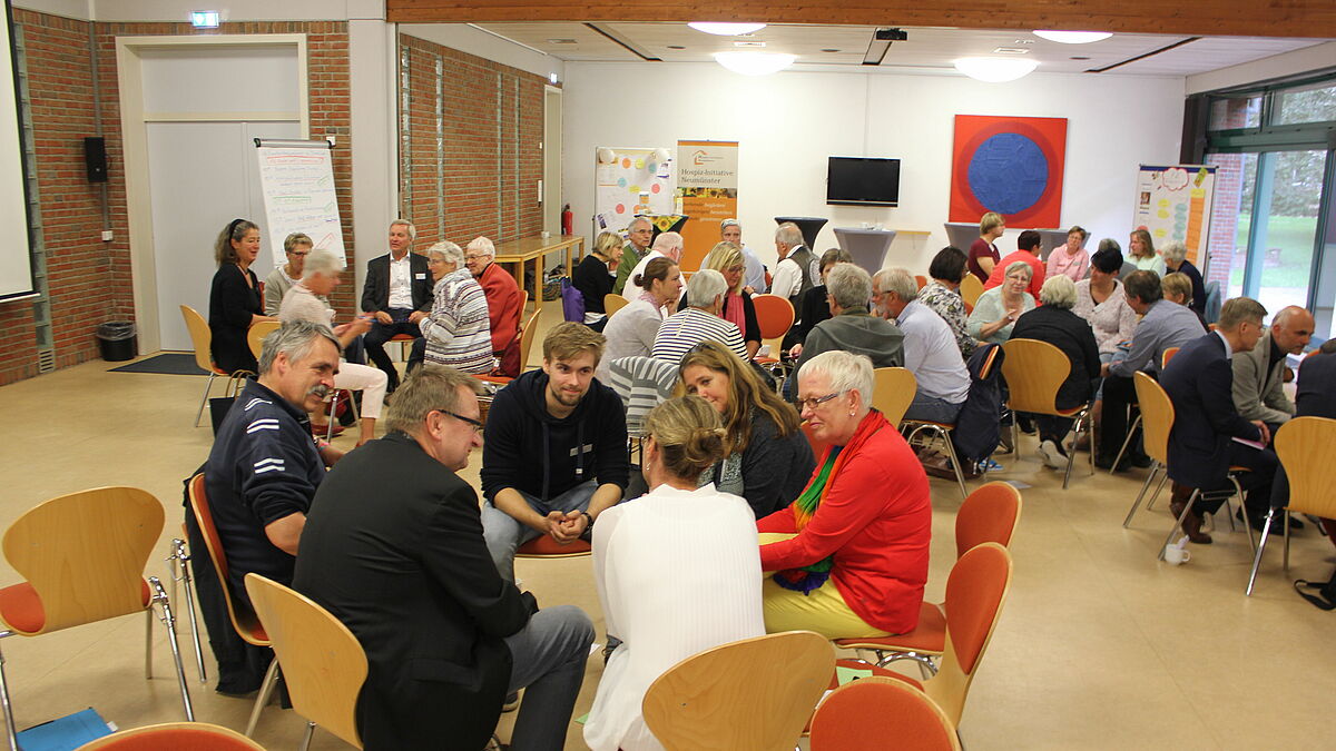 Diskussionen bei der 4. Land-Kirchenkonferenz