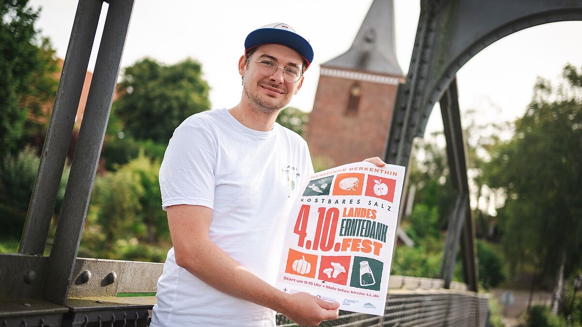 Pastor Jaan Thiesen lädt zum Landeserntedankfest Schleswig-Holstein 2026 in Berkenthin ein.