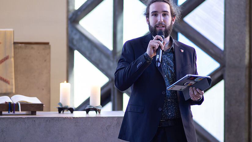 Student bei Ökumenischem Gottesdienst Kiel Kriegsende 2025