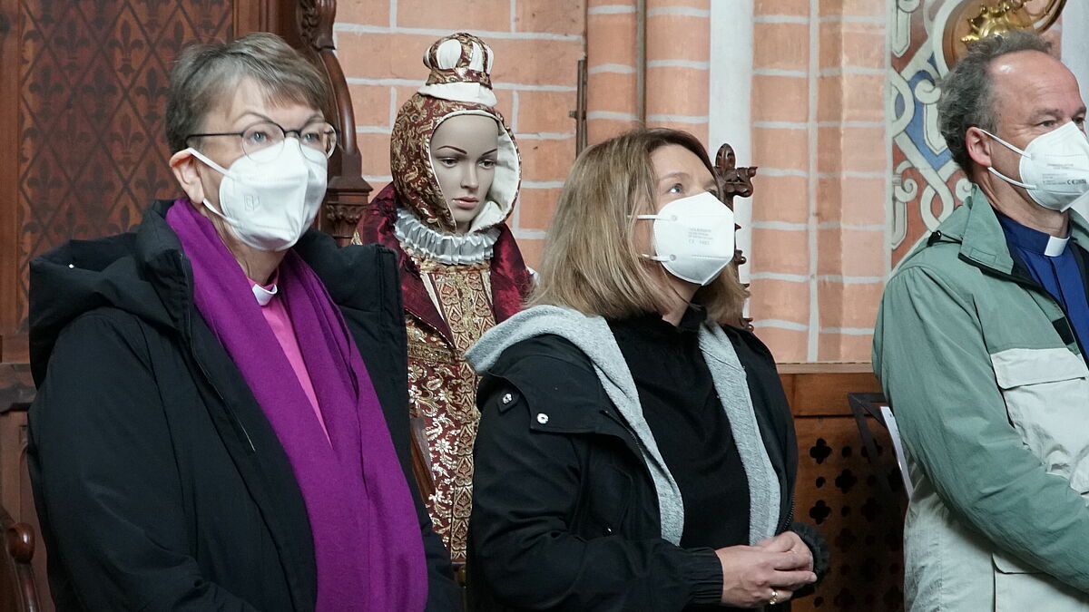 Landesbischöfin Kristina Kühnbaum-Schmidt, Diakonin Izabella Sikora und Bischof Tilman Jeremias im Dom zu Güstrow
