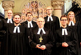 Bischof Gothart Magaard mit den sechs Ordinandinnen und Ordinanden
