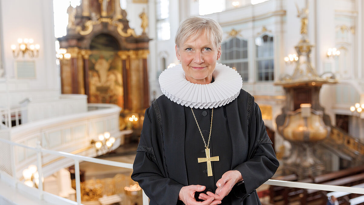 Bischöfin Kirsten Fehrs in einer ihrer Predigtstätten, der Hamburger Hauptkirche St. Michaelis.