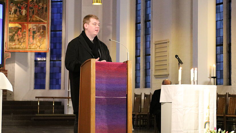 Pflegekraft Christian Ventzke spricht beim Gedenkgottesdienst in Kiel