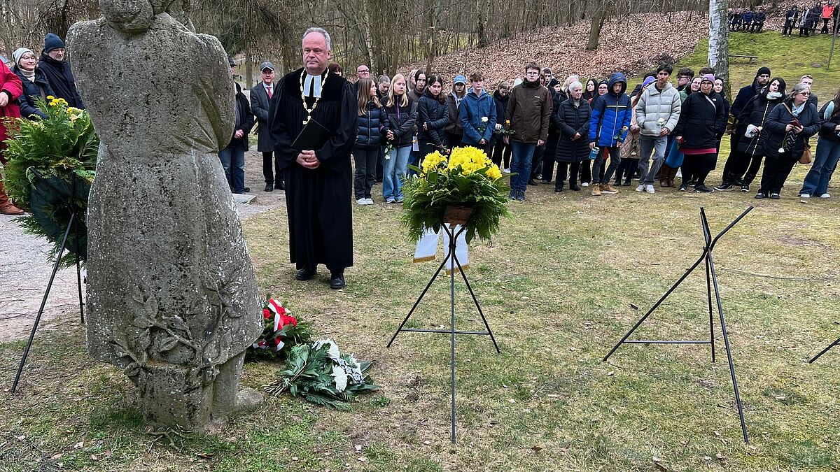 Bei der Gedenkveranstaltung zum 80. Jahrestag von Swinemünde auf dem Golm legt Bischof Jeremias Blumen ab