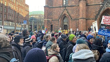Menschenkette gegen Rechts Hamburg 2025 vor Hauptkirche St. Petri