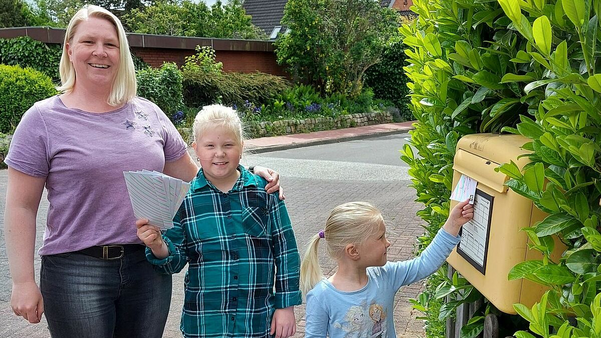 Verena, Emma und Jette Hein (v.l.) verschicken bunte Grüße zum Tag der Nachbarn. 
