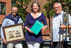 Freuen sich auf das Jubiläumfest: Pastor Jens Voß mit historischen Aufnahmen der Dankeskirche, Anne-Beke Sontag (Leiterin der Kantorei) und Gotthold Häußermann (Mitglied des Bläserchors) (v. l.)