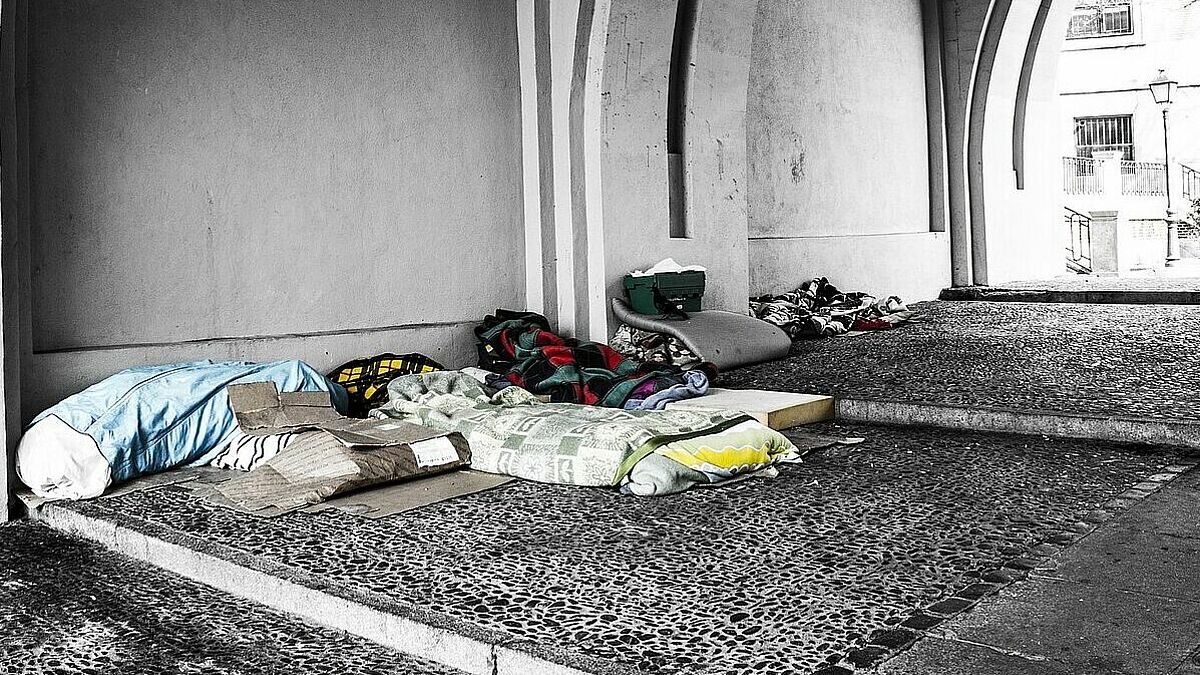 Inflation und Energiekrise sorgen dafür, dass deutlich mehr Menschen von Obdachlosigkeit bedroht sind als in den Vorjahren. Prekär: Viele Unterkünfte sind überfüllt und in keinem guten Zustand. 