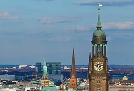Blick über Hamburgs Innenstadt mit dem Michel (Vordergrund), dem Turm der St. Jacobikirche, der St. Petrikirche und dem Rathaus.