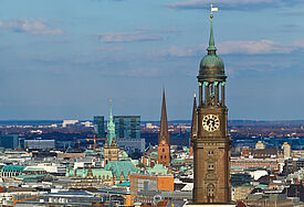 Blick über Hamburgs Innenstadt mit dem Michel (Vordergrund), dem Turm der St. Jacobikirche, der St. Petrikirche und dem Rathaus.