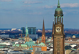 Blick über Hamburgs Innenstadt mit dem Michel (Vordergrund), dem Turm der St. Jacobikirche, der St. Petrikirche und dem Rathaus.