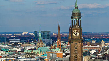 Blick über Hamburgs Innenstadt mit dem Michel (Vordergrund), dem Turm der St. Jacobikirche, der St. Petrikirche und dem Rathaus.