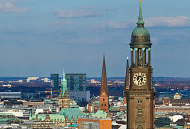 Blick über Hamburgs Innenstadt mit dem Michel (Vordergrund), dem Turm der St. Jacobikirche, der St. Petrikirche und dem Rathaus.