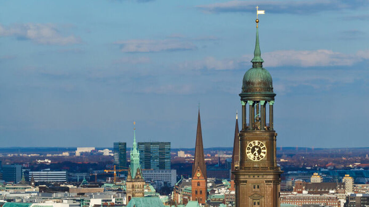 Blick über Hamburgs Innenstadt mit dem Michel (Vordergrund), dem Turm der St. Jacobikirche, der St. Petrikirche und dem Rathaus.
