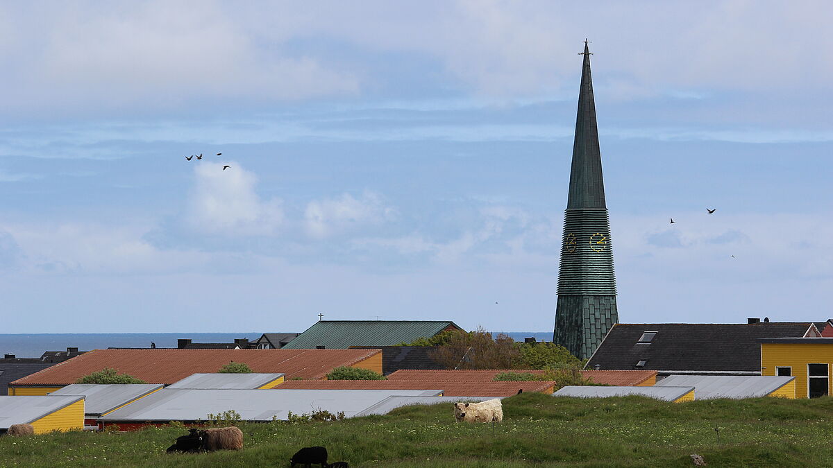 Blick über die Nordseeinsel Helgoland mit der Kirchturmspitze von St. Nicolai.