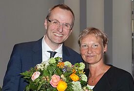 Der neue Propst und Hauptpastor von St.Nikolai, Martin Vetter (li), nach seiner  Wahl mit Bischöfin Kirsten Fehrs