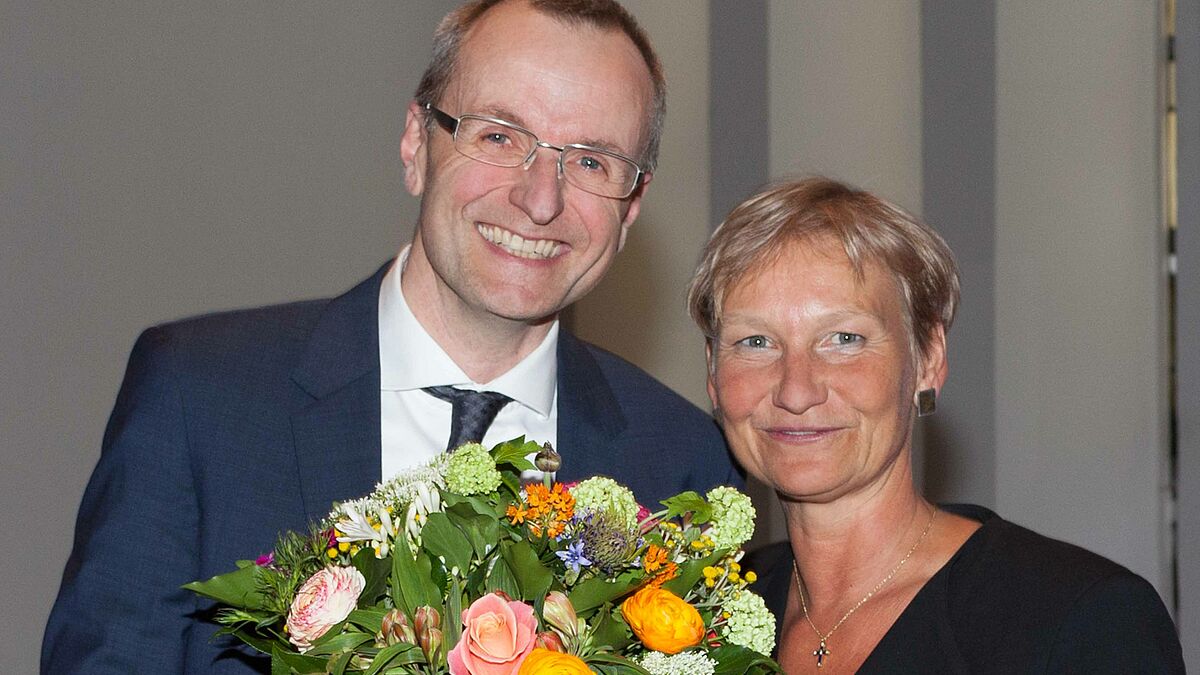 Der neue Propst und Hauptpastor von St.Nikolai, Martin Vetter (li), nach seiner  Wahl mit Bischöfin Kirsten Fehrs