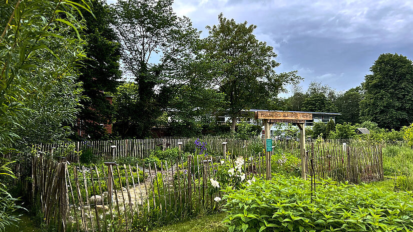 In Breklum ist auf Initiative der Evangelischen Frauenarbeit im Kirchenkreis Nordfriesland ein "Perlen des Glaubens Garten" entstanden.