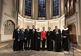 Bischöfin Fehrs inmitten der ausgezeichneten Bugenhagenmedaillen-Gewinner und -Gewinnerinnen.