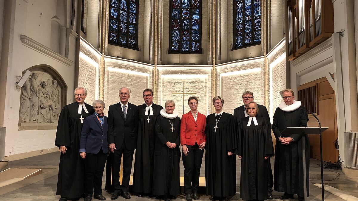 Bischöfin Fehrs inmitten der ausgezeichneten Bugenhagenmedaillen-Gewinner und -Gewinnerinnen.