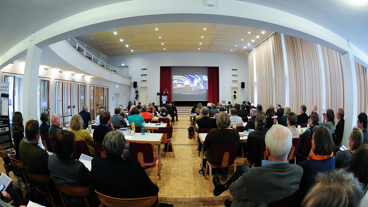 Mehr als 100 Menschen sind in den Gemeindesaal des Michels zum Fachkongress Kirche und Tourismus gekommen.