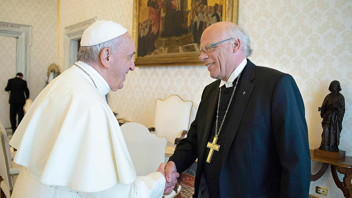 Papst Franziskus empfängt Landesbischof Gerhard Ulrich, Vorsitzender des Deutschen Nationalkomitees des Lutherischen Weltbundes. Foto @Vatican Media/Ag. Siciliani