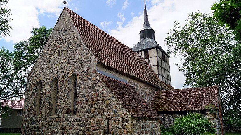 Die Dorfkirche Grambow ist eine Feldsteinkirche, die heute für verschiedene Veranstaltungen genutzt wird. 