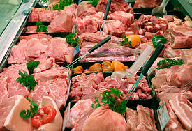 Dem Fleischatlas zufolge konsumieren die Deutschen zu viel Fleisch. Der Pro-Kopf-Verbrauch liege trotz eines leichten Rückgangs derzeit bei 60 Kilo im Jahr. (Symbolbild)