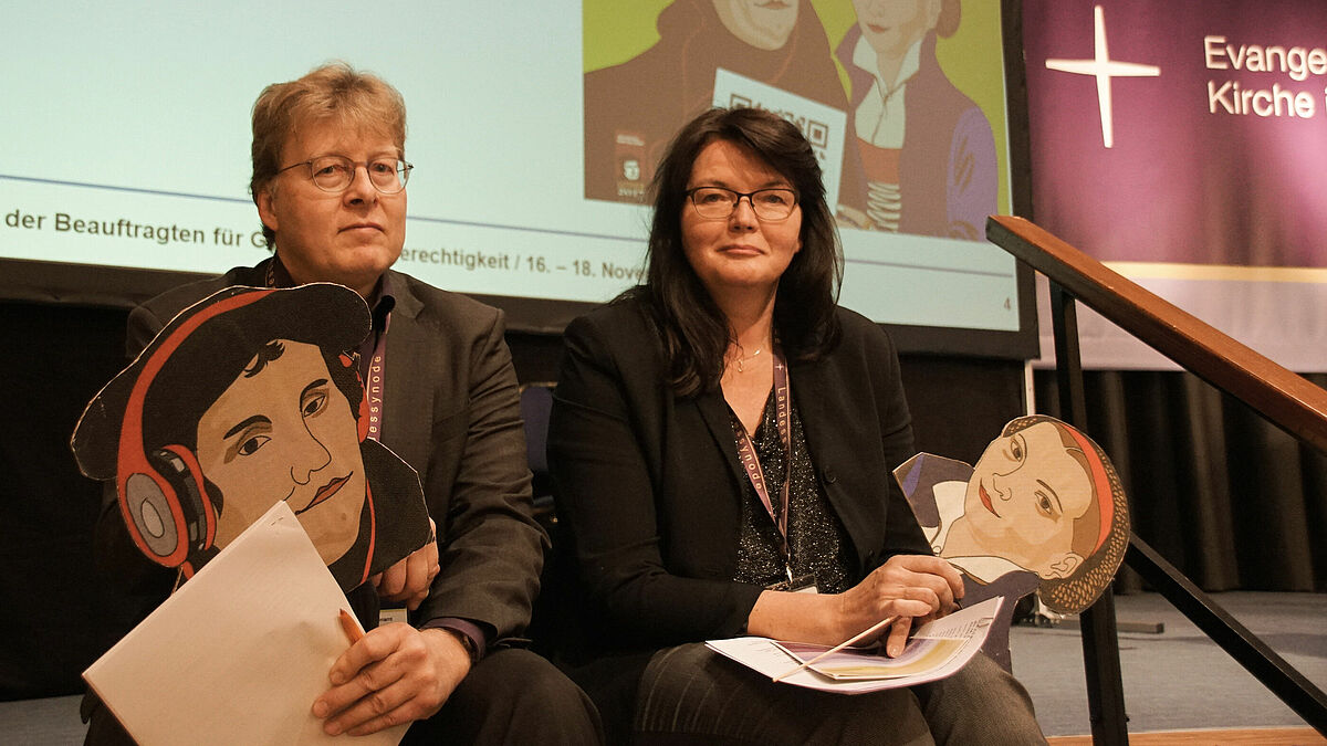Die Beauftragten für Geschlechtergerechtigkeit, Thomas Schollas und Stephanie Meins, spielten zu Beginn ihres Berichts einen Hörbeitrag zu Martin Luther und Katharina von Bora vor, der das Thema der Gleichberechtigung behandelt.
