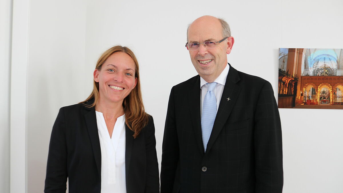 Pastorin Nicole Thiel und Bischof Gorhart Magaard