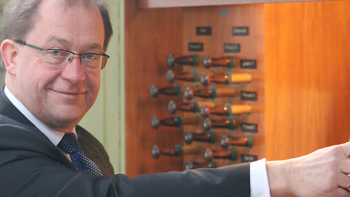Frank Dittmer an der Orgel des Greifswalder Doms St. Nikolai