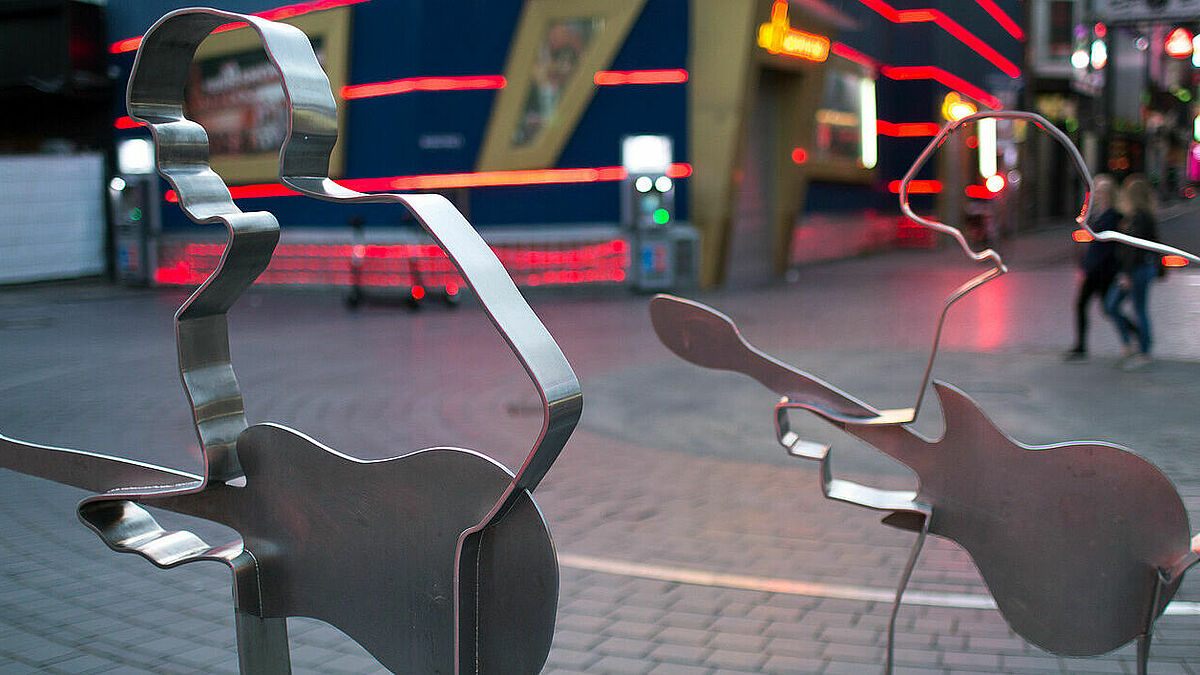 Stahl-Silhouetten der Beatles stehen an der Reeperbahn in Hamburg.  Zur Orgelnachtwanderung über den Hamburger Kiez sollen auch die Klänge der Band aus Liverpool auf der Orgel zu hören sein.