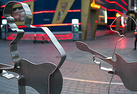Stahl-Silhouetten der Beatles stehen an der Reeperbahn in Hamburg.  Zur Orgelnachtwanderung über den Hamburger Kiez sollen auch die Klänge der Band aus Liverpool auf der Orgel zu hören sein.