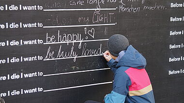 Tafel des Kunstprojekts "Before I die, I want to..."
