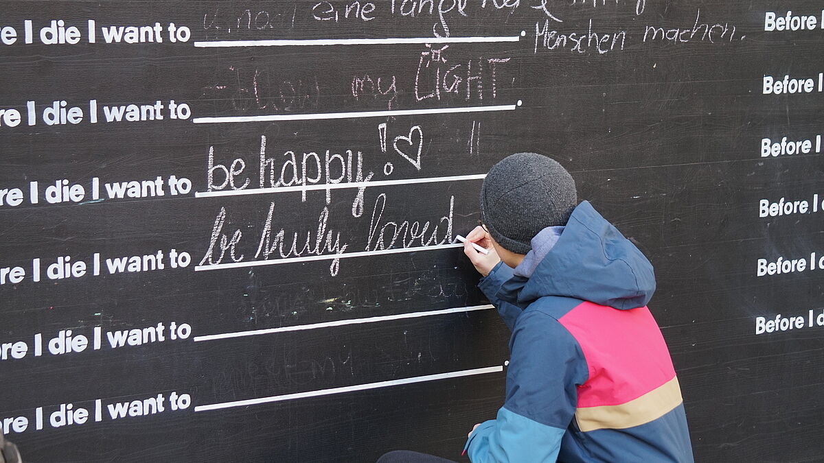 Das Kunstprojekt "Before I die, I want to..." macht in der Hamburger Hauptkirche St. Katharinen Station. 