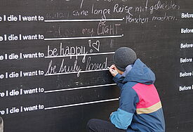 Tafel des Kunstprojekts "Before I die, I want to..."