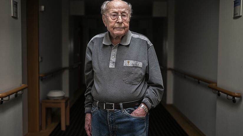 Erich Karl wuchs in ärmlichen Verhältnissen während des Ersten Weltkrieges in Weimar auf. Im Juni 2021 ist Erich Karl im Alter von 107 Jahren verstorben.