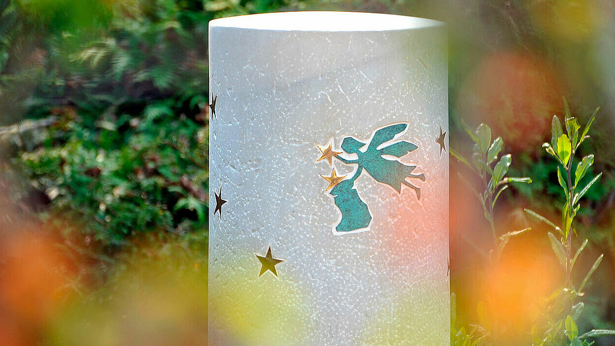 Ein Grabmahl für totgeborene Kinder auf einem Friedhof in Norddeutschland.