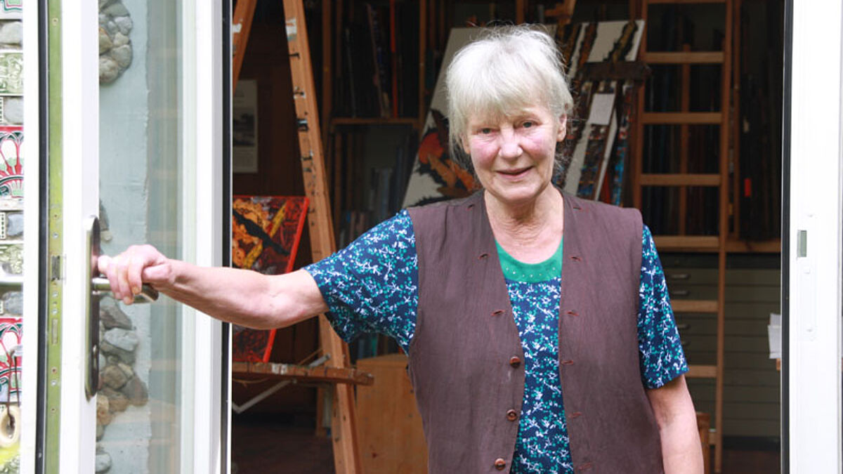 Malerin Anke de Vries vor ihrem Atelier in Hamburg-Harburg.
