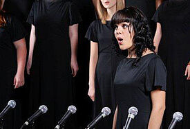 Sängerin im Chor