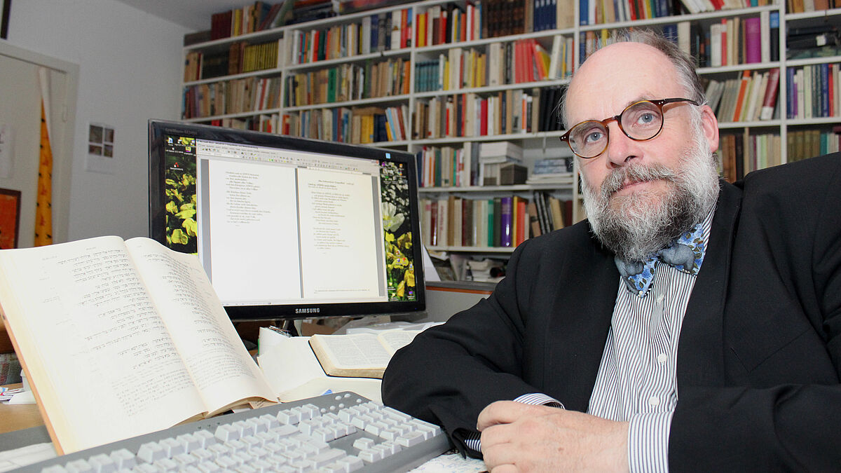 Der Hamburger Pastor Peter Fahr hat einiges vor: Er will die komplette Bibel in einen Roman umschreiben.
